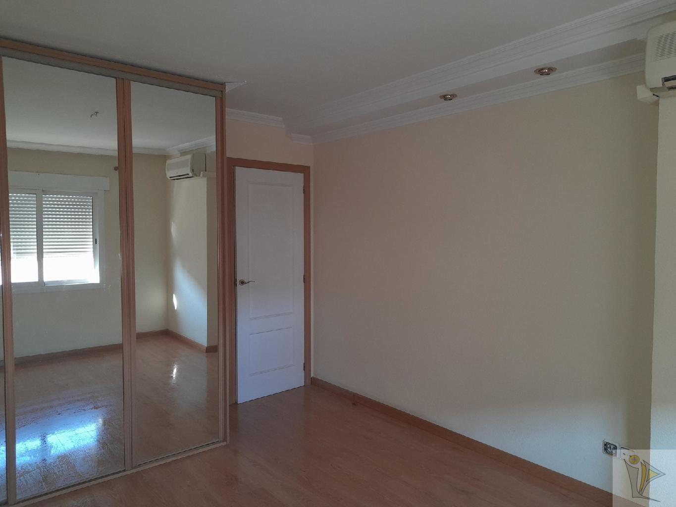 For sale of flat in La Pobla de Vallbona