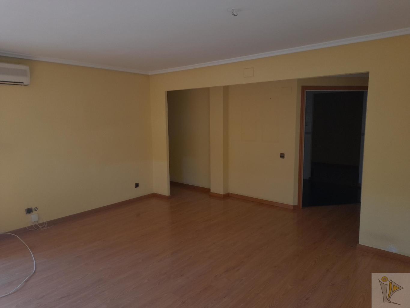 For sale of flat in La Pobla de Vallbona