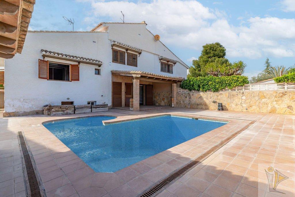 For sale of chalet in Riba-Roja de Túria