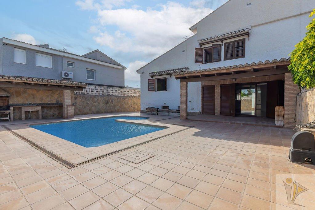 For sale of chalet in Riba-Roja de Túria