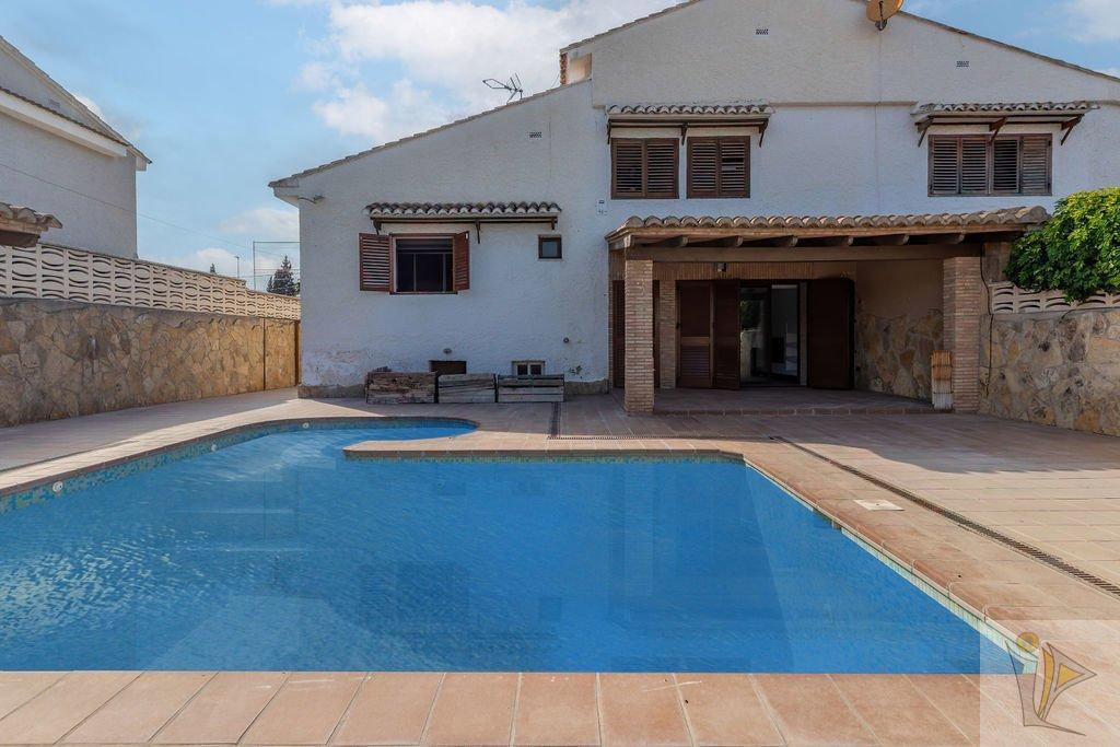 For sale of chalet in Riba-Roja de Túria
