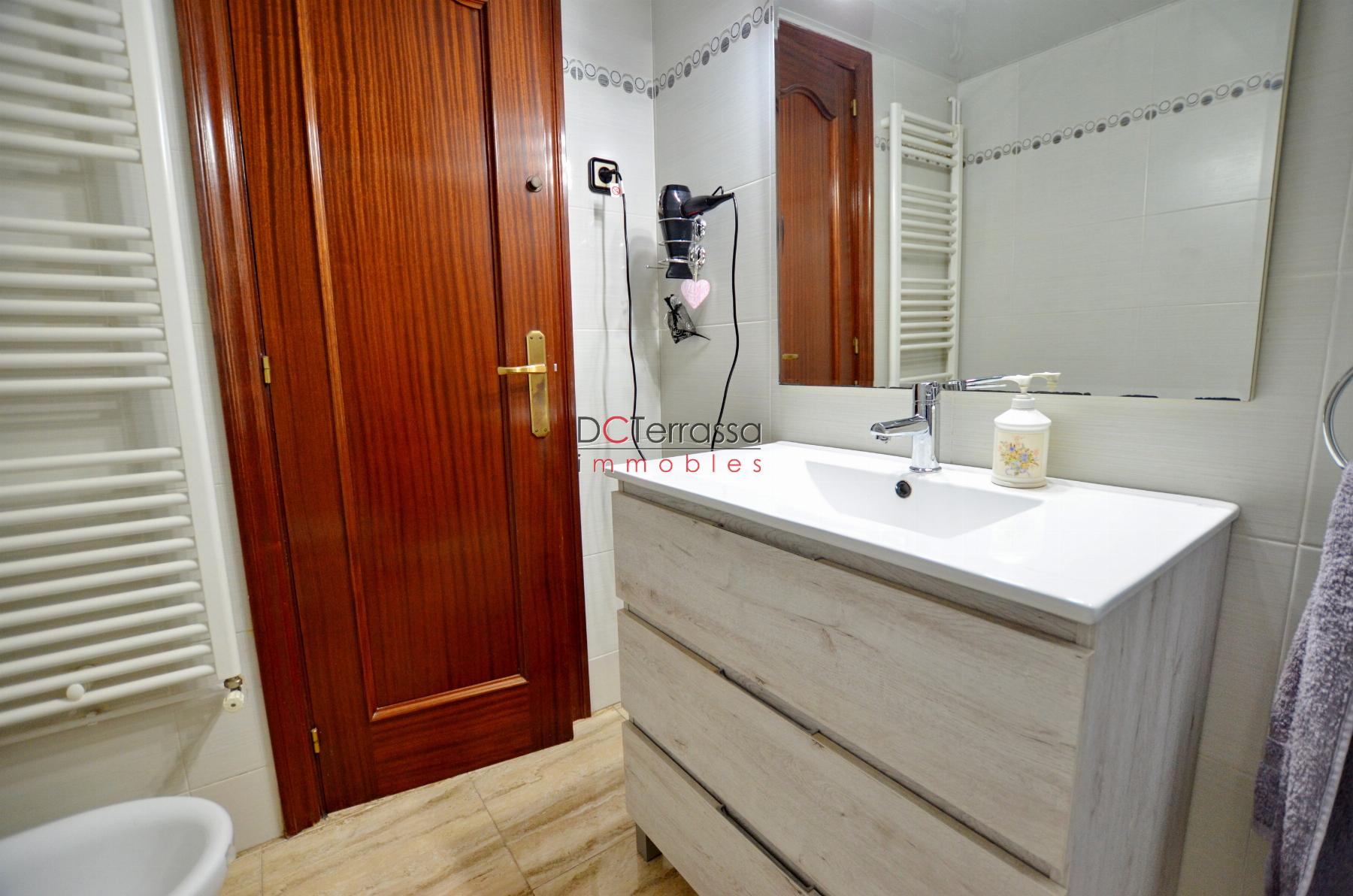 For sale of flat in Barberà del Vallès