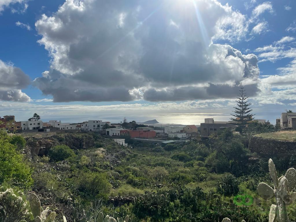 For sale of land in Arona