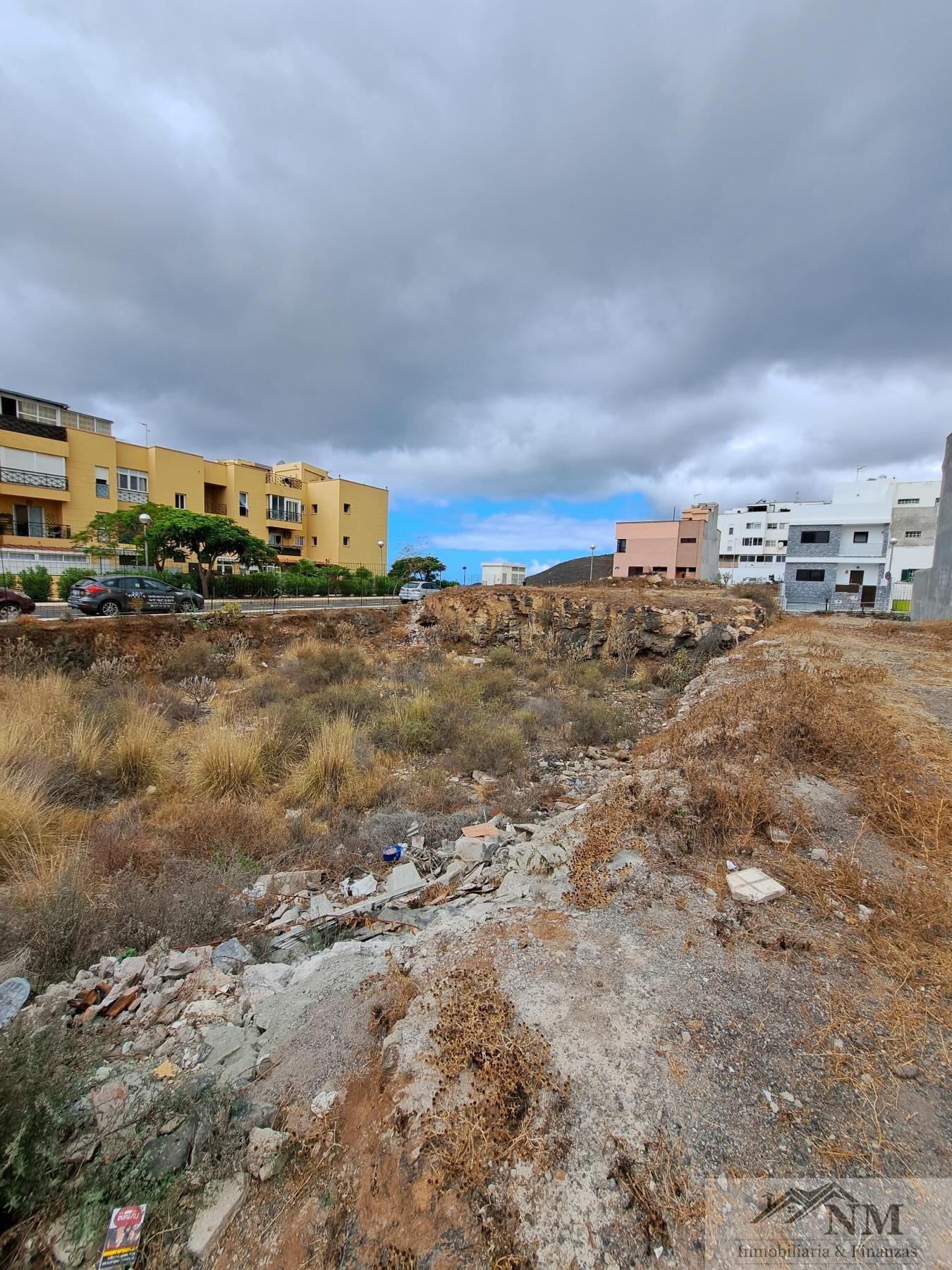 For sale of land in Arona