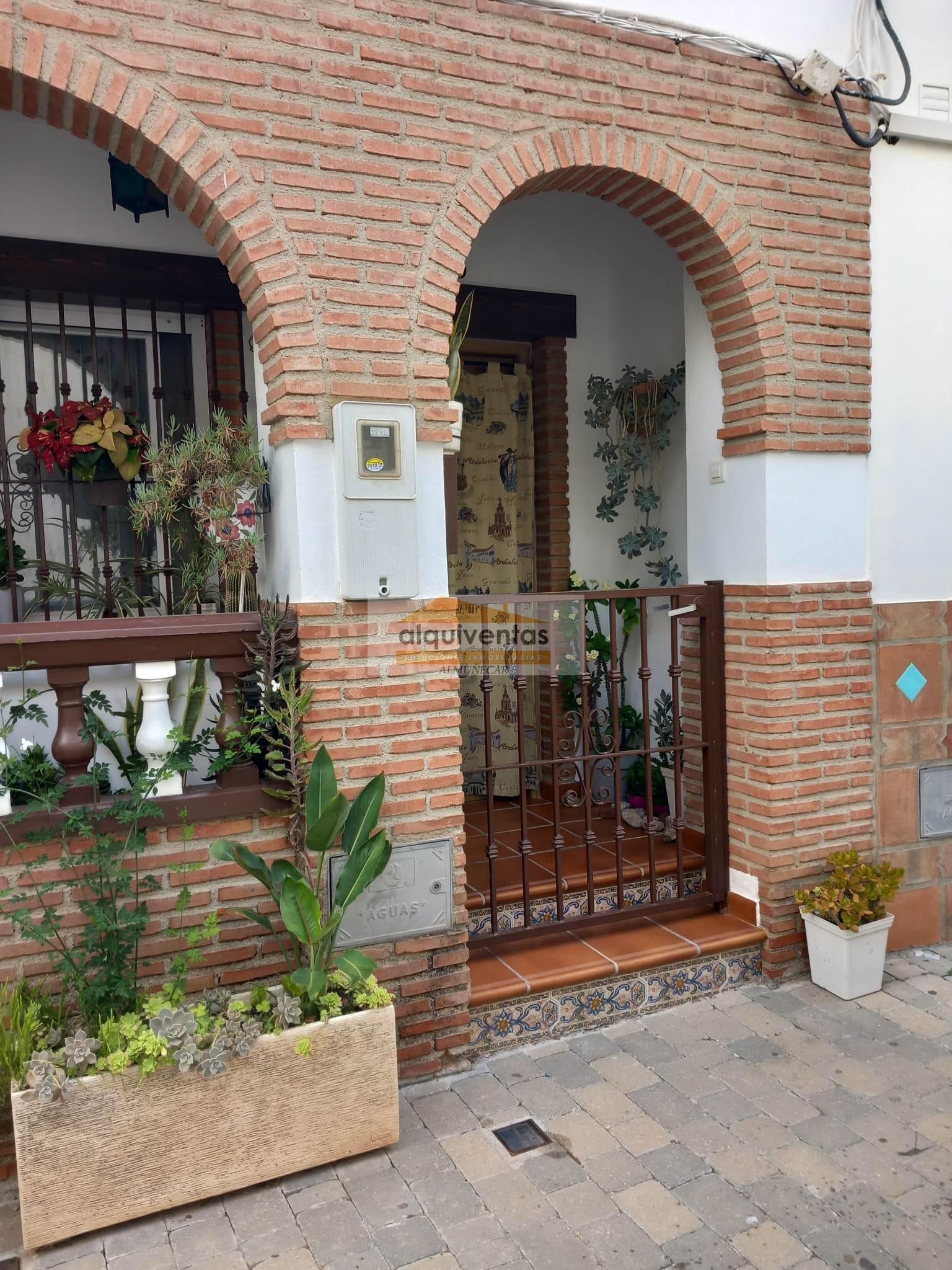 For sale of house in Almuñécar