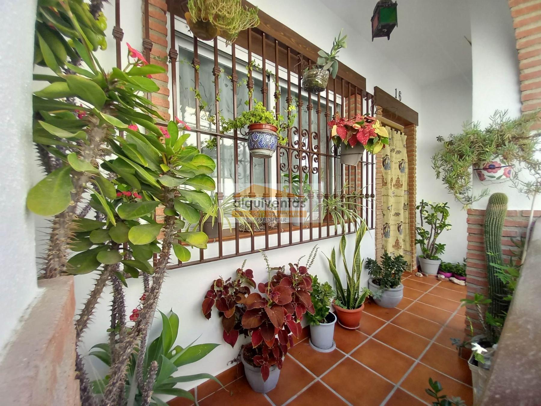 For sale of house in Almuñécar