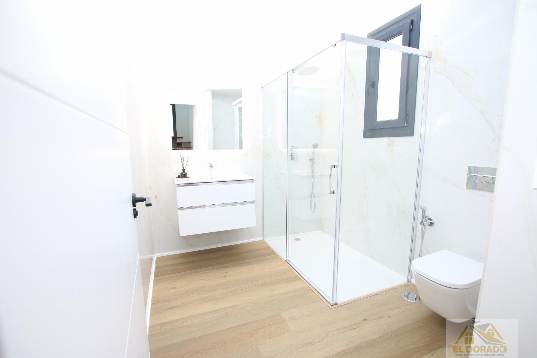 Suite bathroom