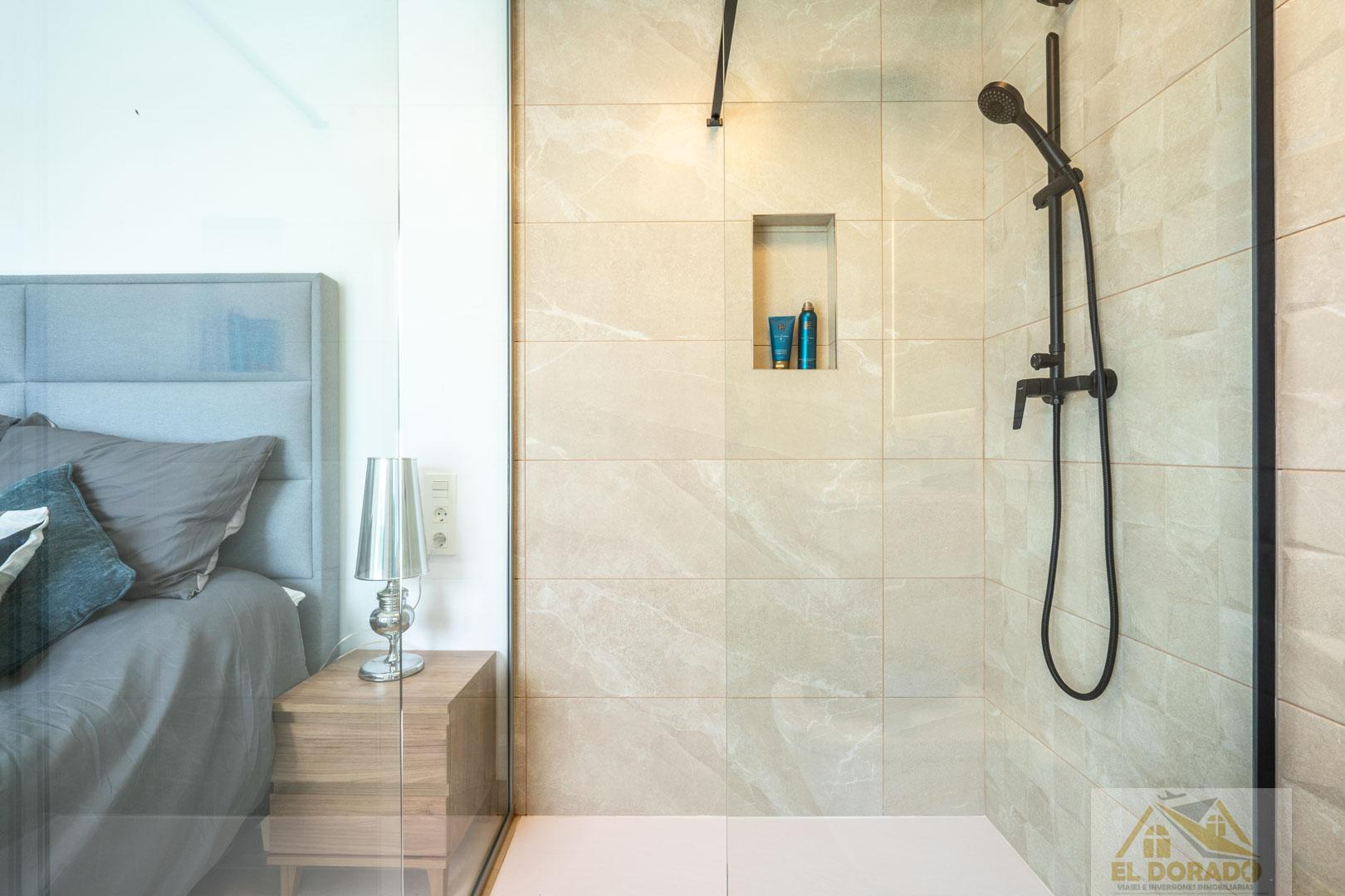 Suite bathroom