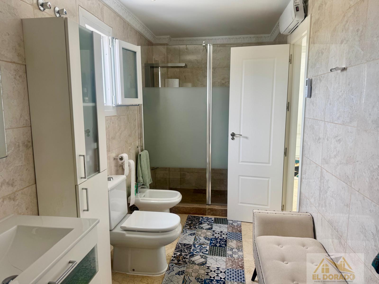 Suite bathroom