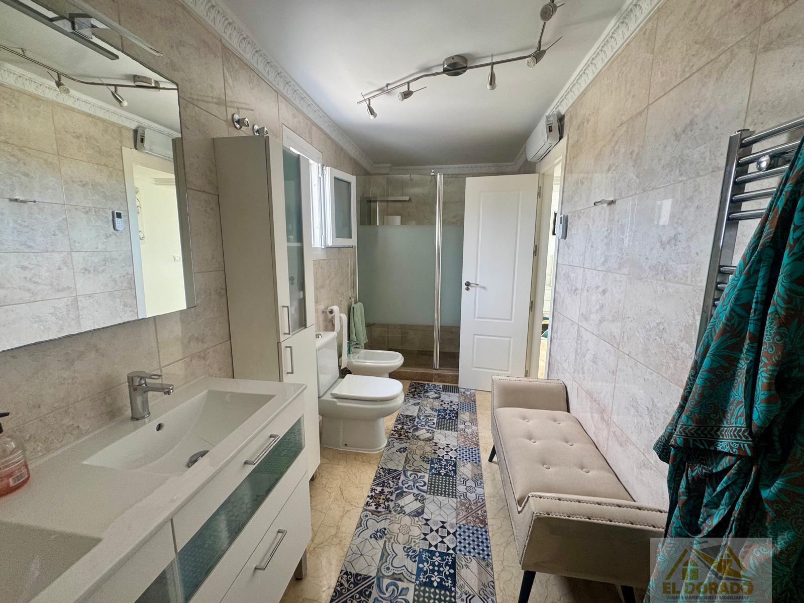 Suite bathroom