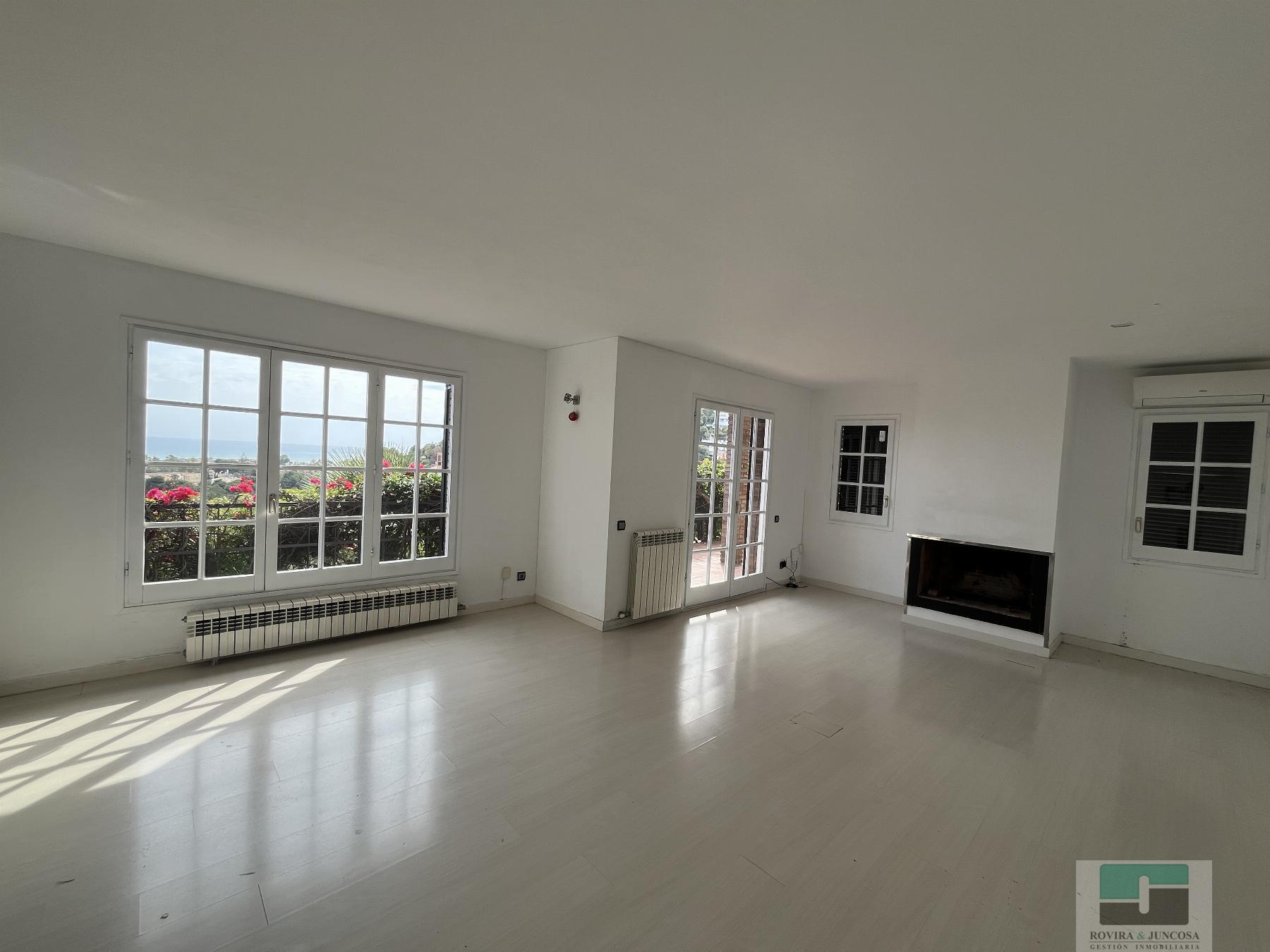 For sale of chalet in Castelldefels