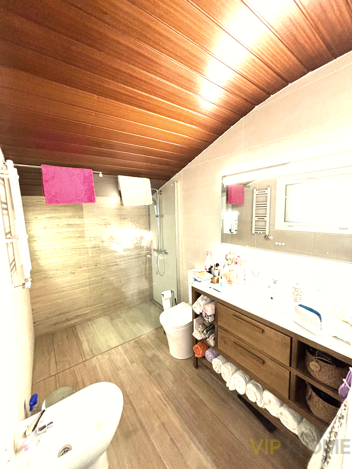 Suite bathroom