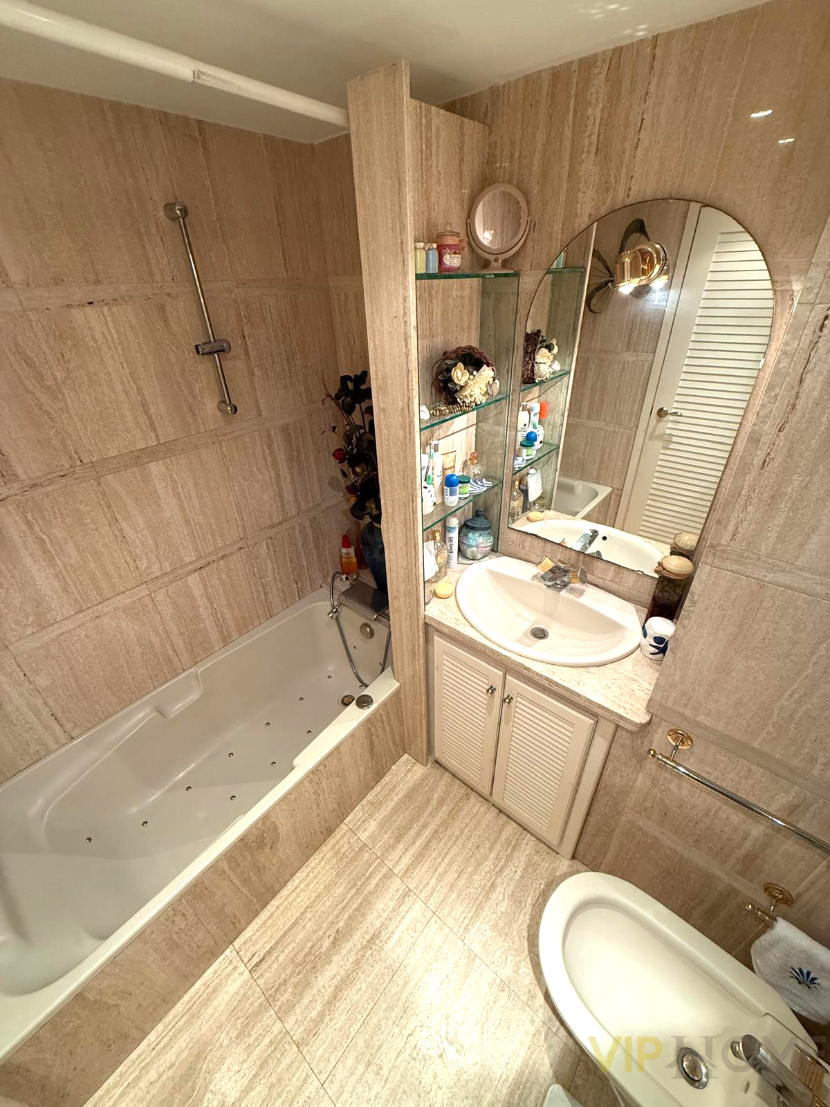 Suite bathroom