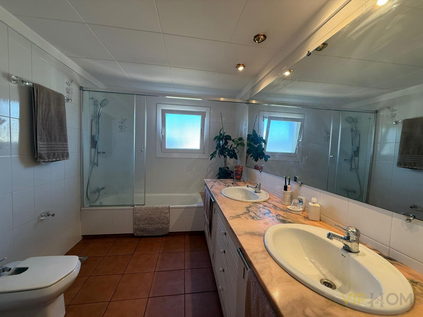 Suite bathroom
