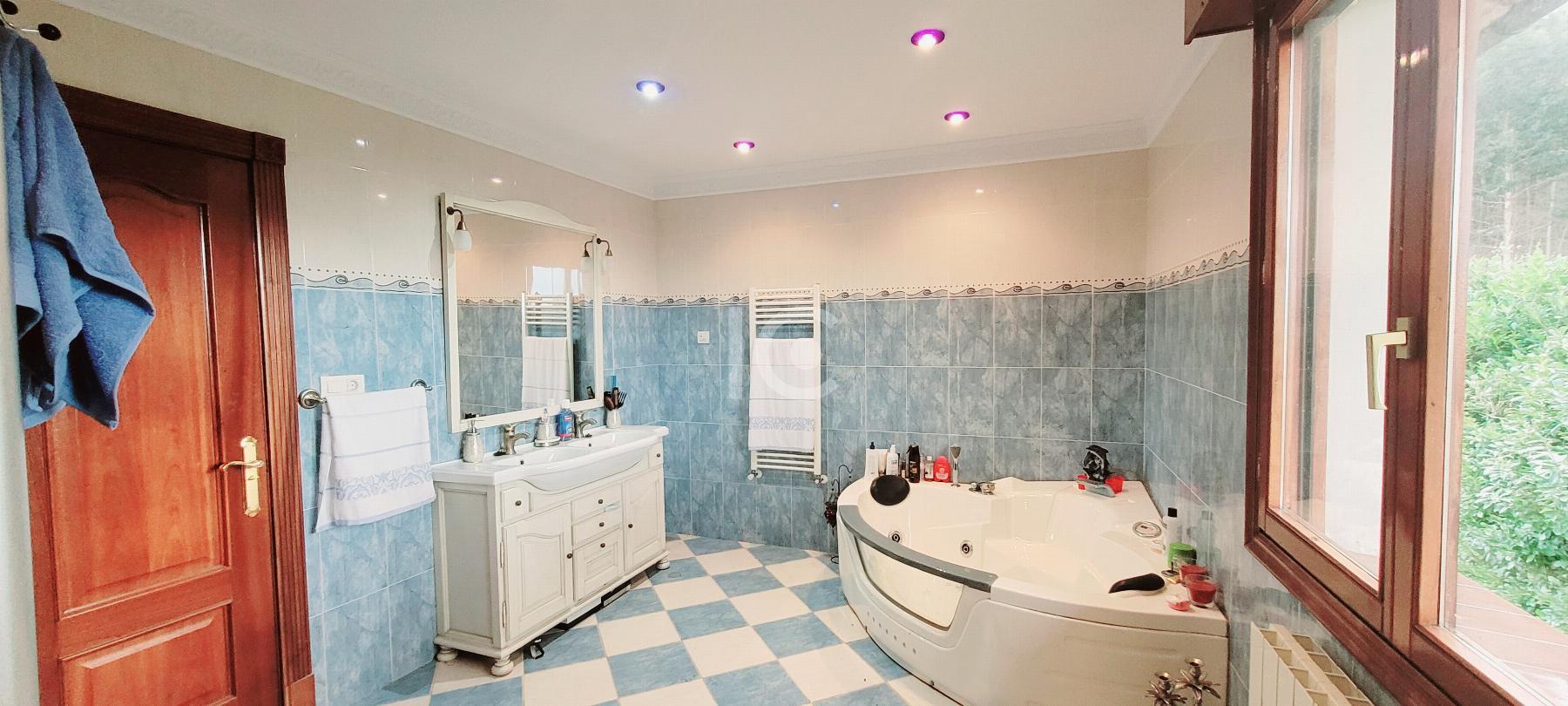 For sale of chalet in Plentzia
