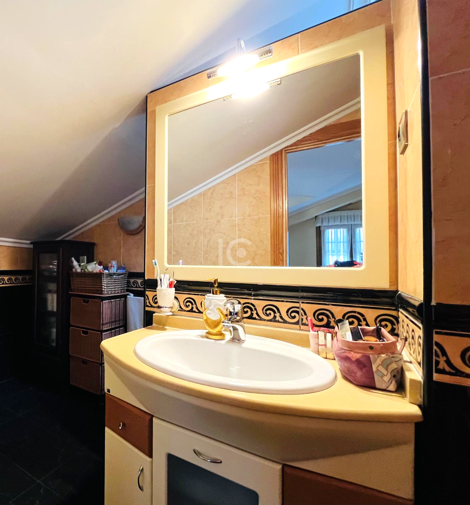 Suite bathroom