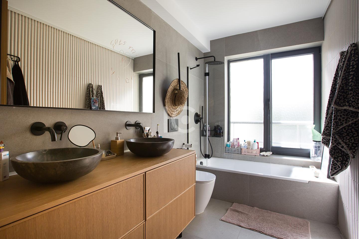 Suite bathroom