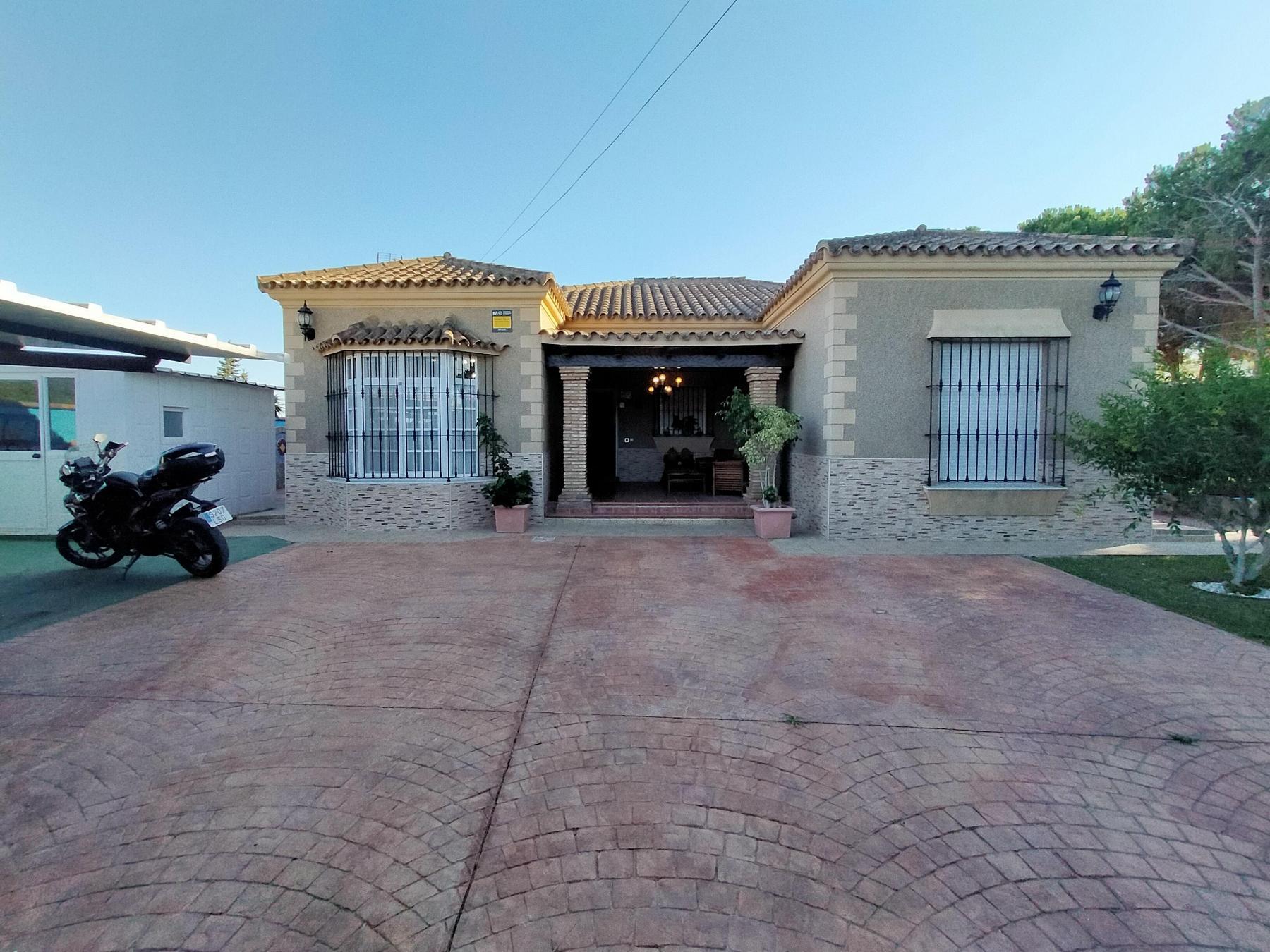 For sale of chalet in Chiclana de la Frontera