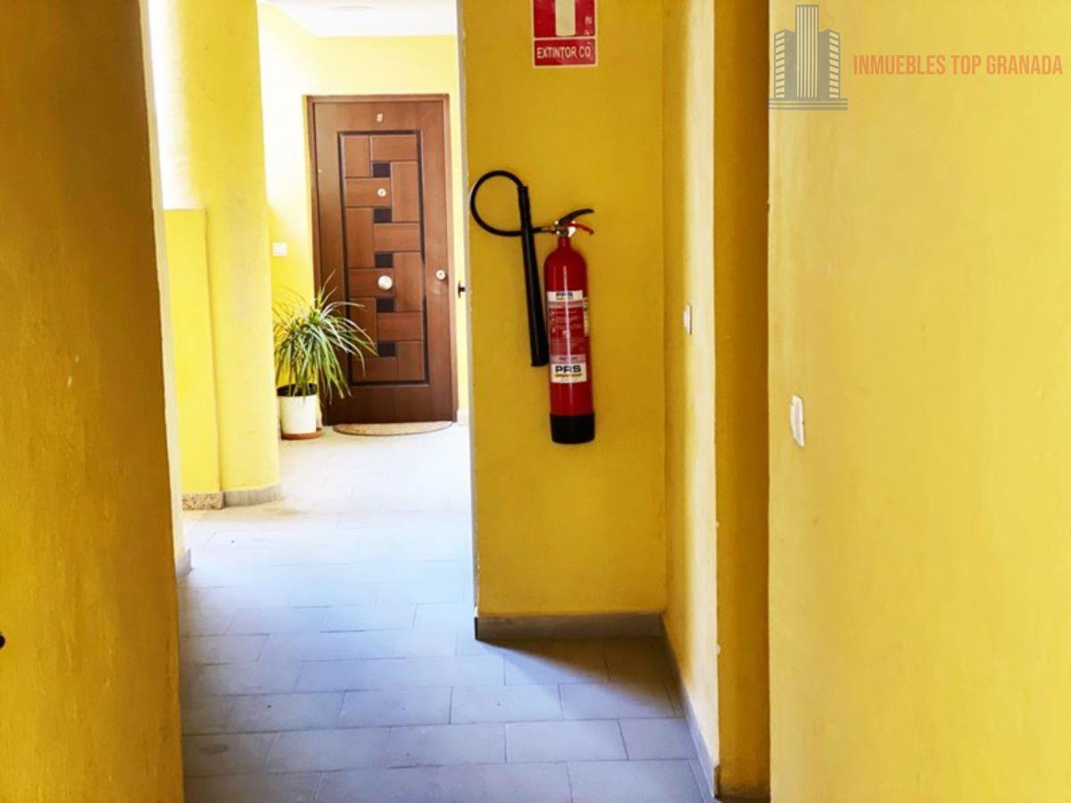 For sale of flat in Cájar