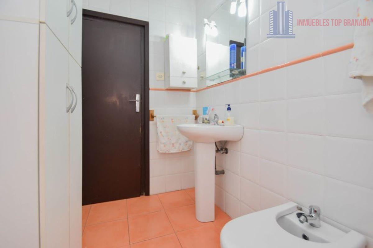 For sale of building in Granada