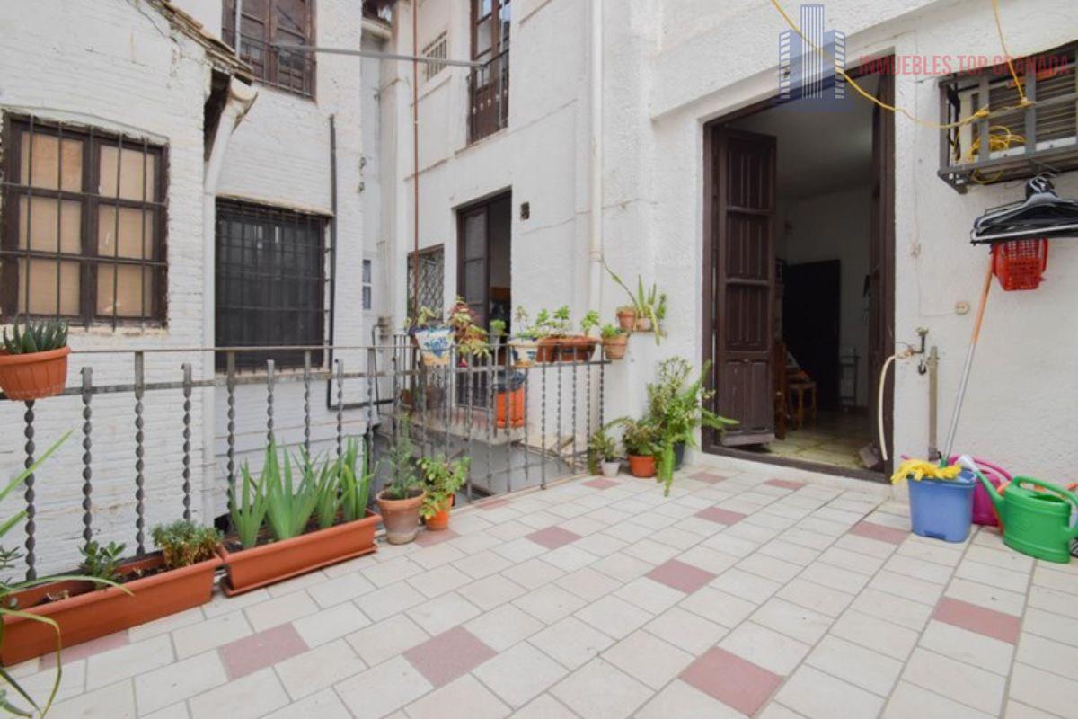 For sale of building in Granada