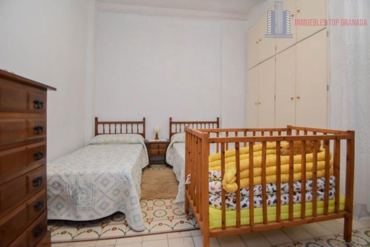 For sale of building in Granada