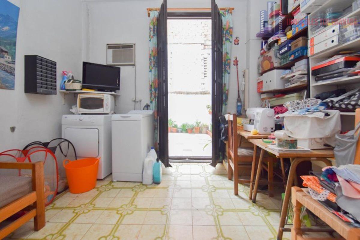 For sale of building in Granada