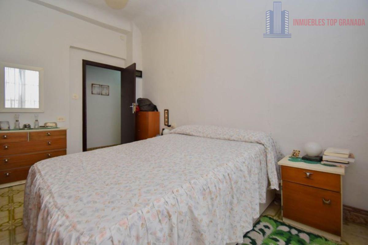For sale of building in Granada