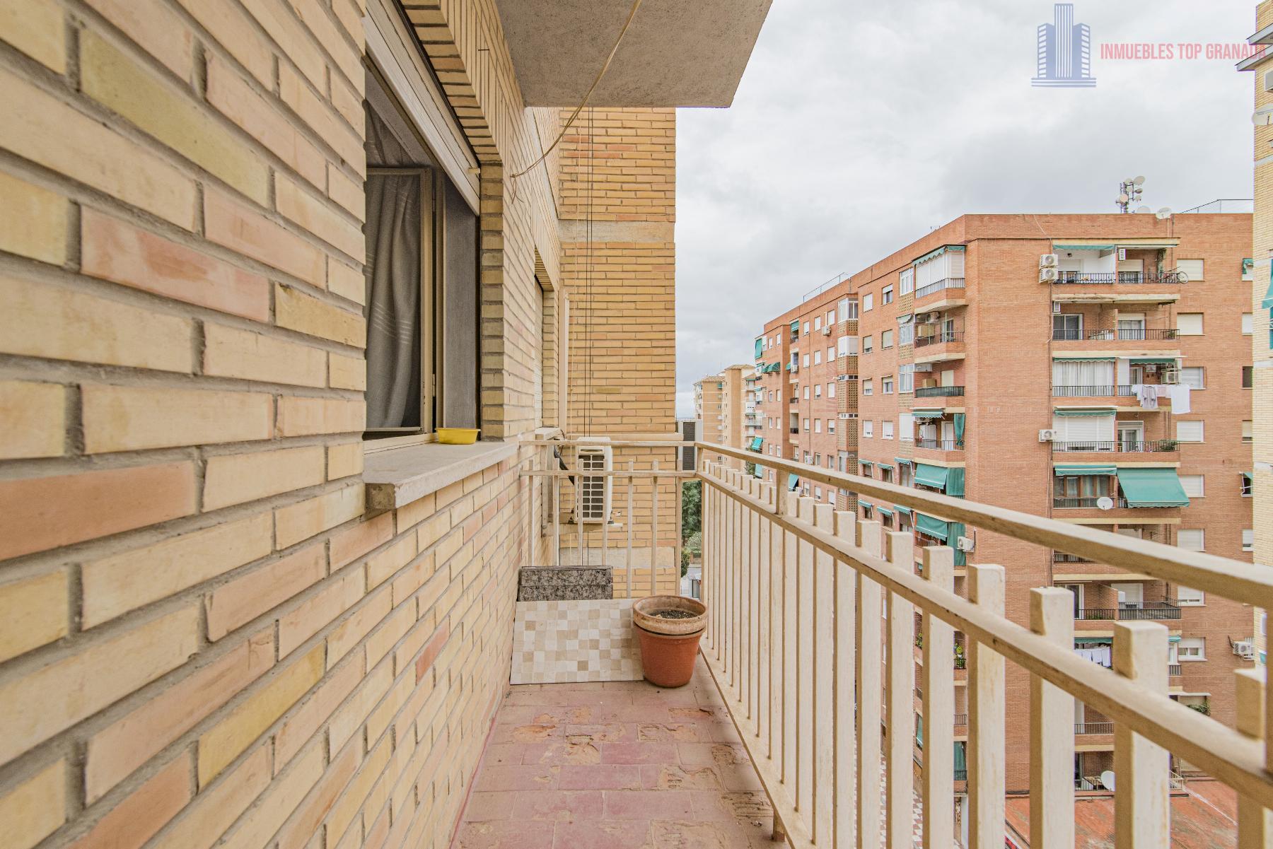 For sale of flat in Granada
