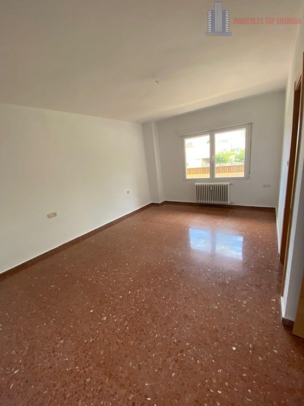 For sale of flat in Granada
