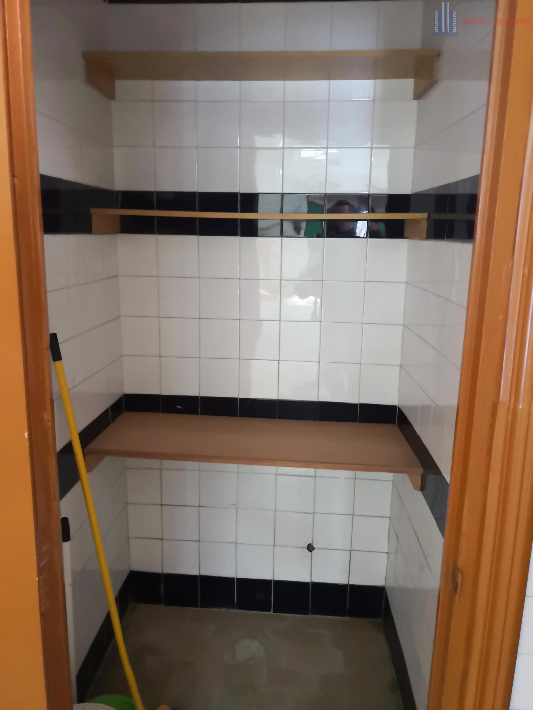 For rent of commercial in Granada