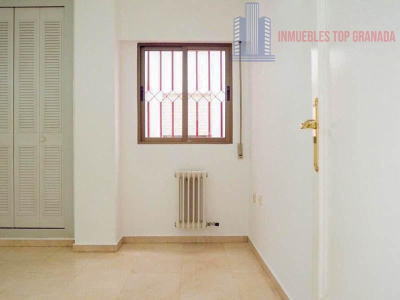 For sale of flat in Granada