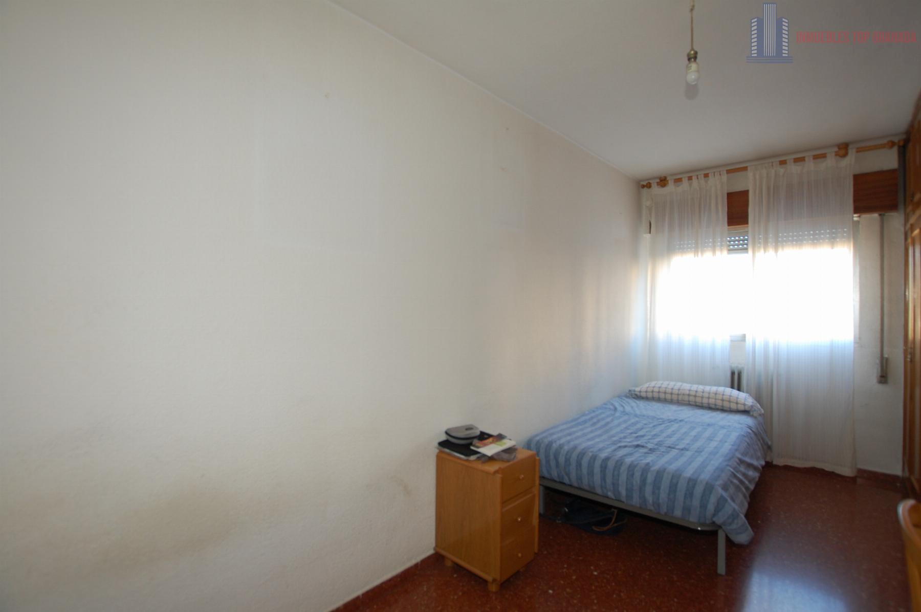 For sale of flat in Granada