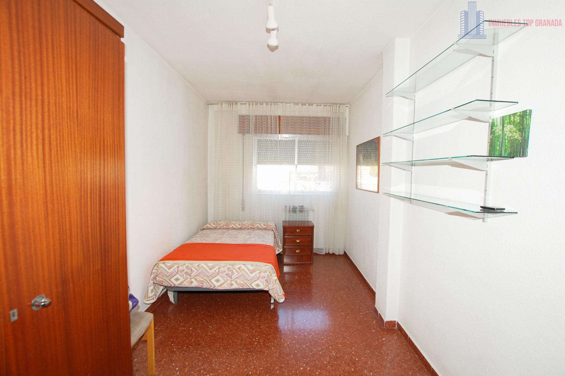 For sale of flat in Granada