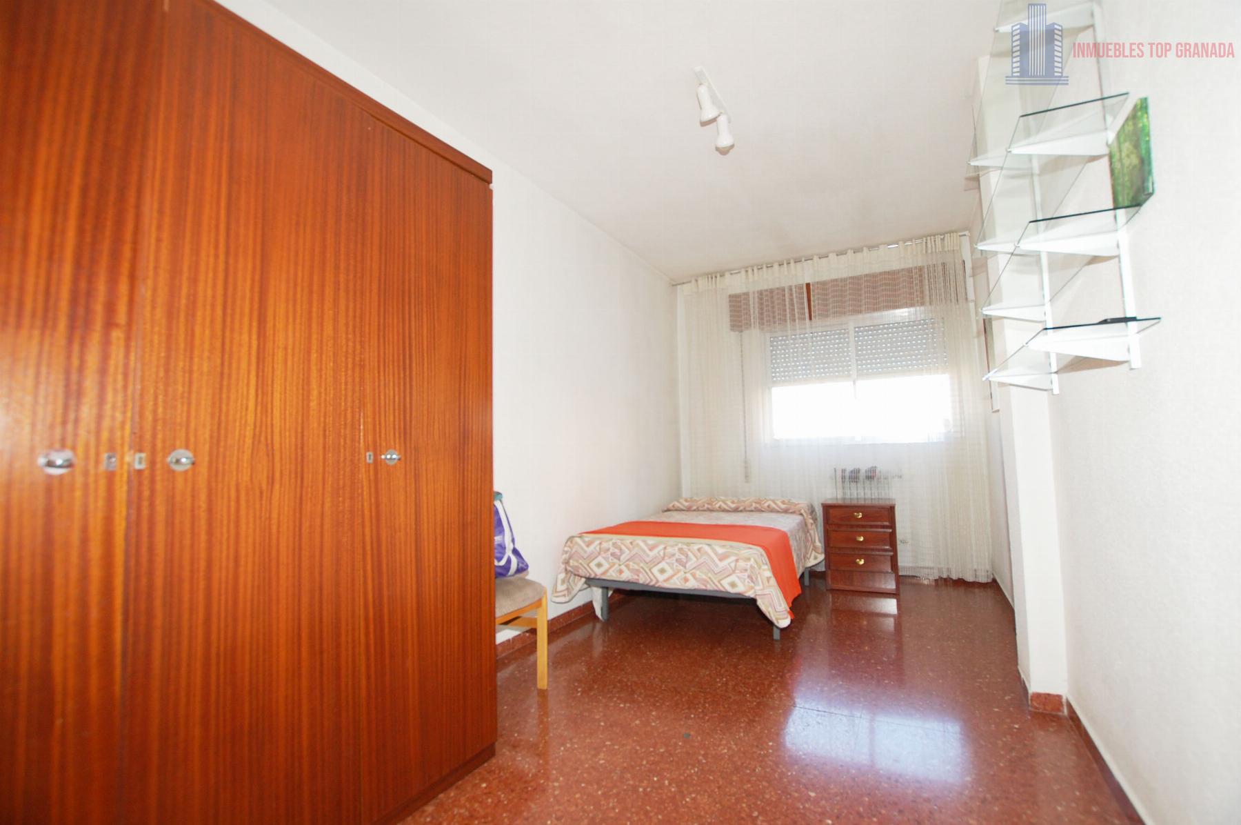 For sale of flat in Granada
