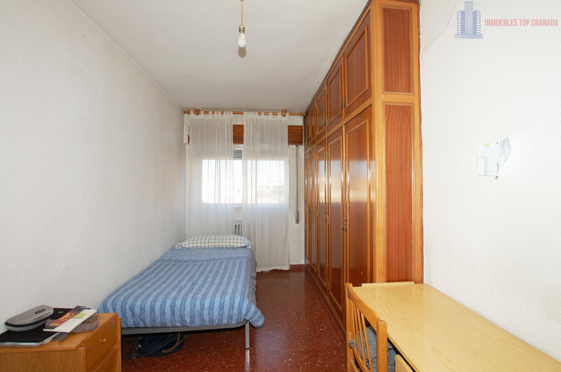 For sale of flat in Granada