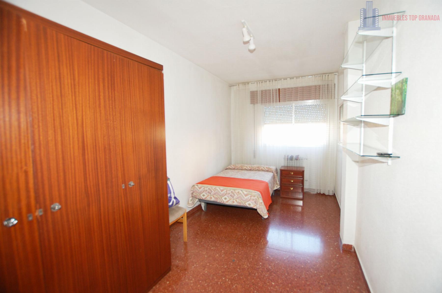 For sale of flat in Granada
