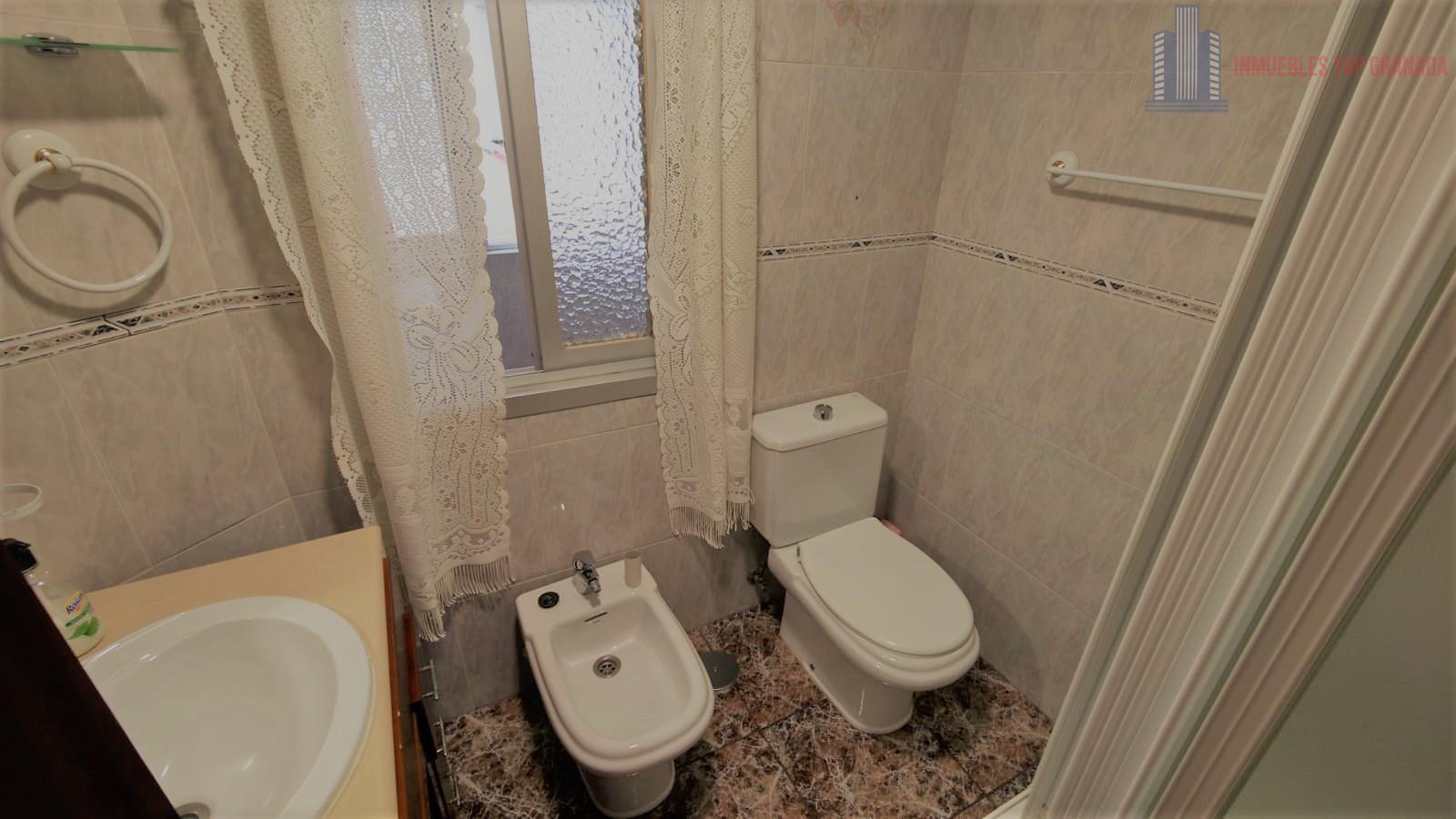 For sale of flat in Granada