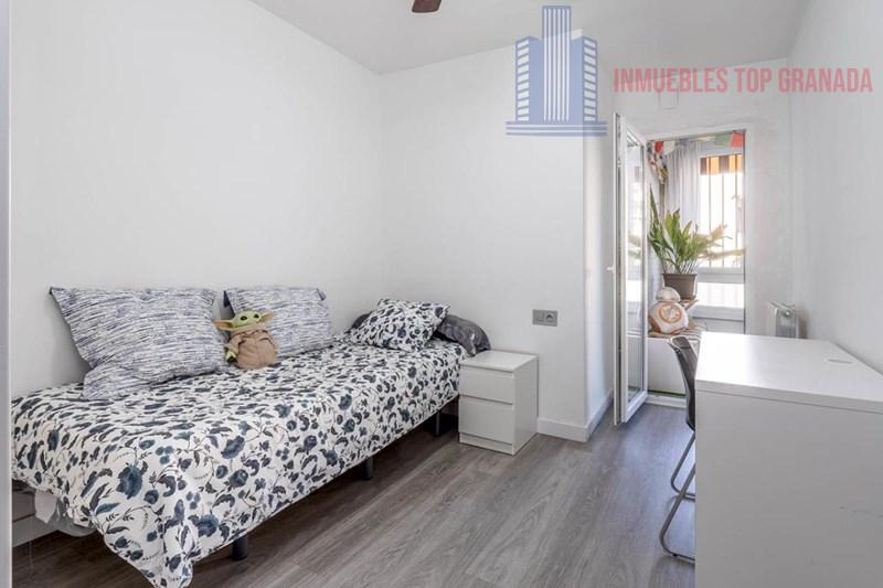 For sale of flat in Granada
