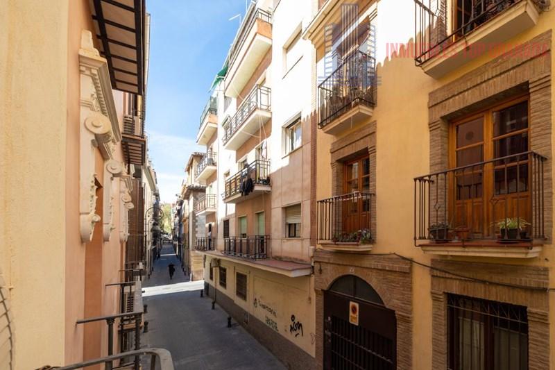 For sale of building in Granada