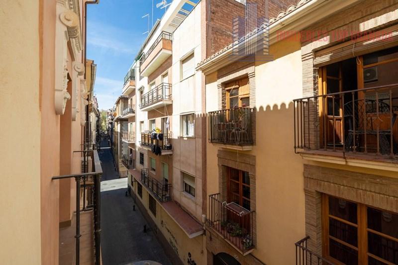 For sale of building in Granada