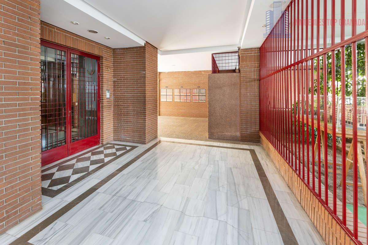 For sale of flat in Granada