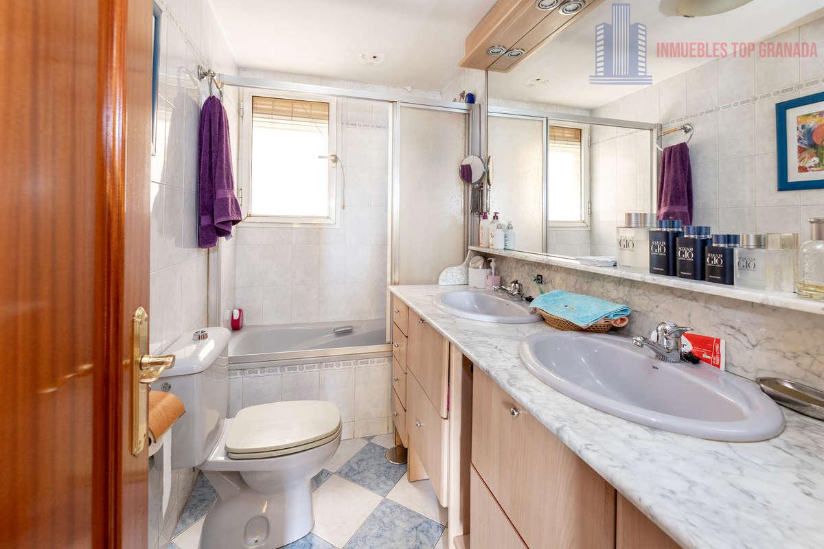 For sale of flat in Granada