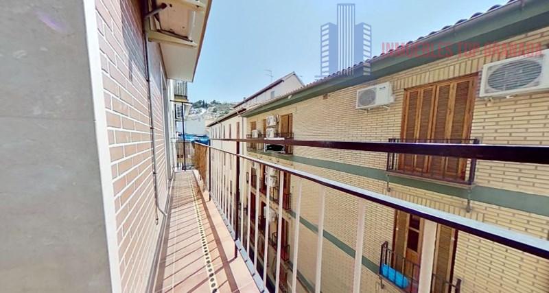 For sale of flat in Granada