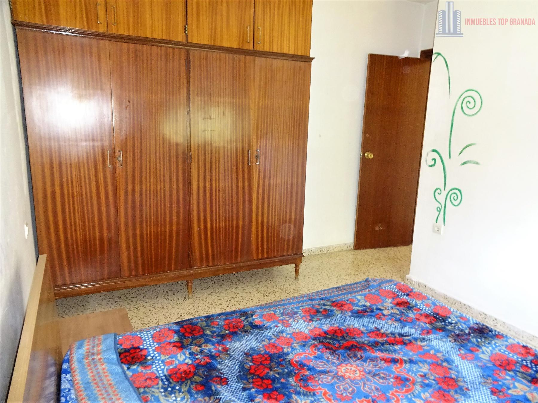 For sale of house in Granada