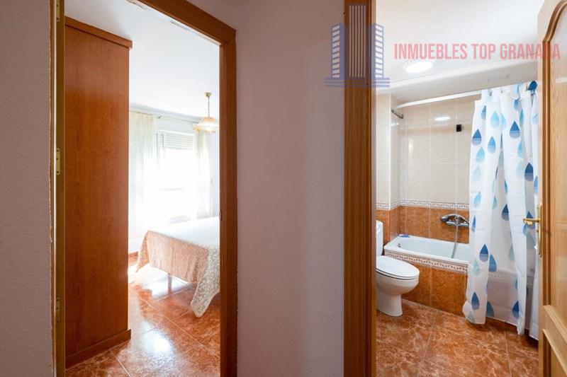 For sale of flat in Granada
