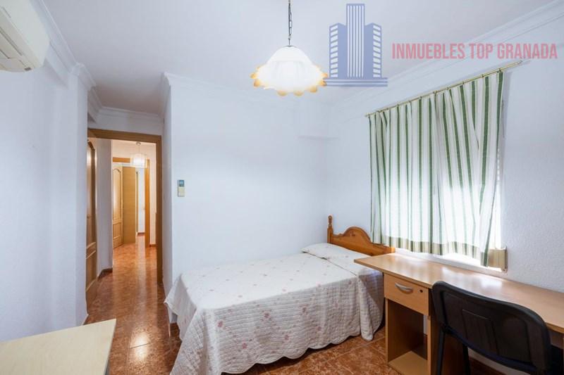 For sale of flat in Granada