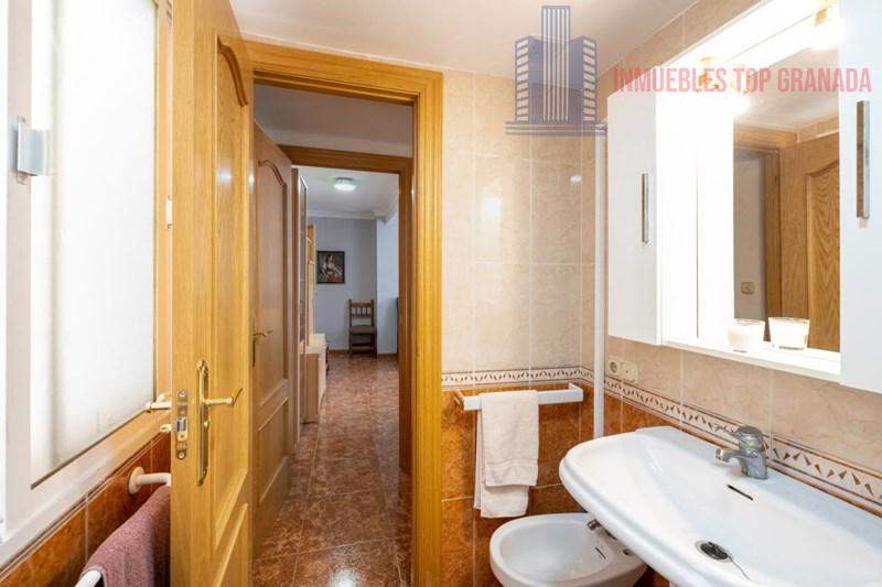 For sale of flat in Granada
