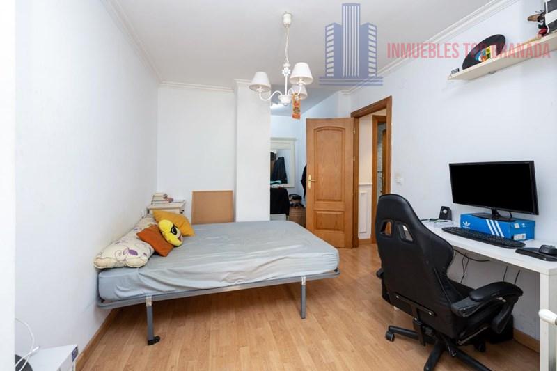 For sale of flat in Granada