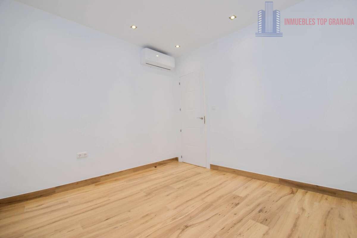 For sale of flat in Granada